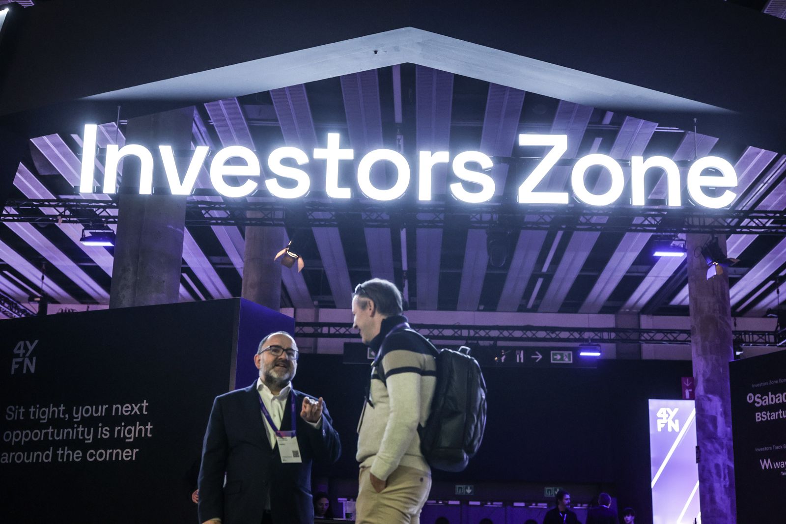 Two founders in conversation in the 4YFN Investors Zone